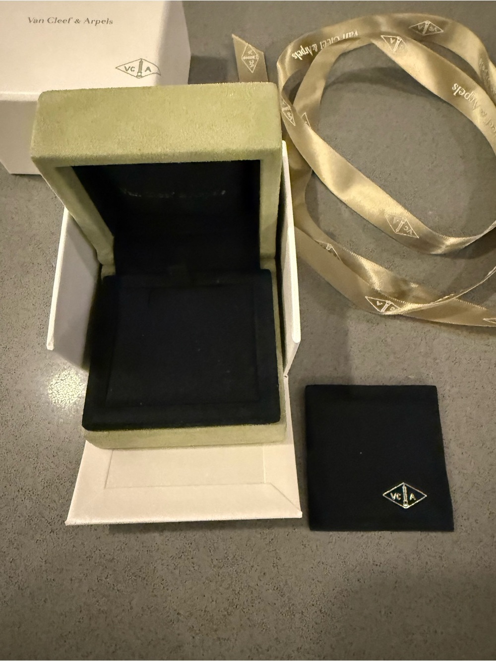 Van Cleef & Arpels box w Ribbon